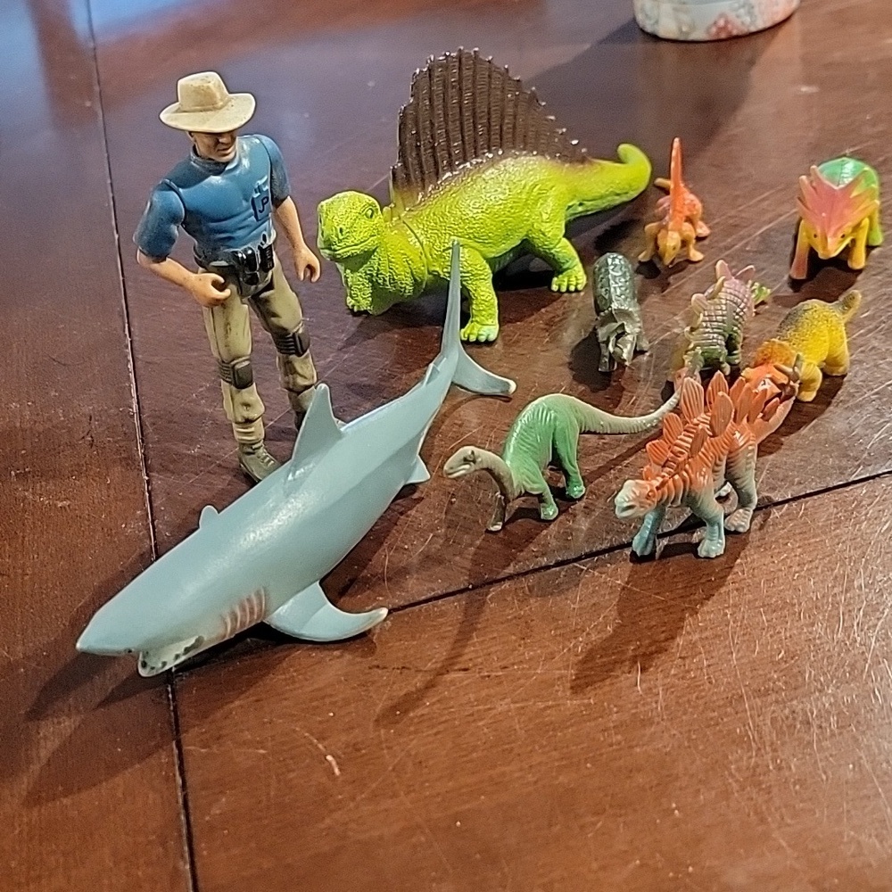 (J10) play dinosaurs